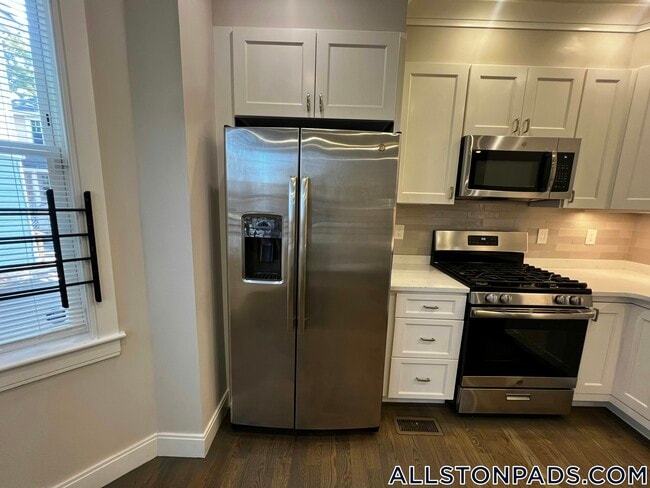 Building Photo - 79 Linden St