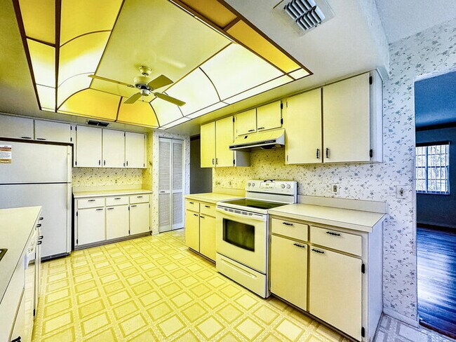 Foto del edificio - 55 & OLDER COMMUNITY! Charming 2-Bedroom Oasis with 2 Full Baths and 1,747 Sq Ft in New Port Richey!