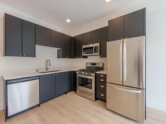 Upgraded Kitchen with SS - 909 28th Ave S