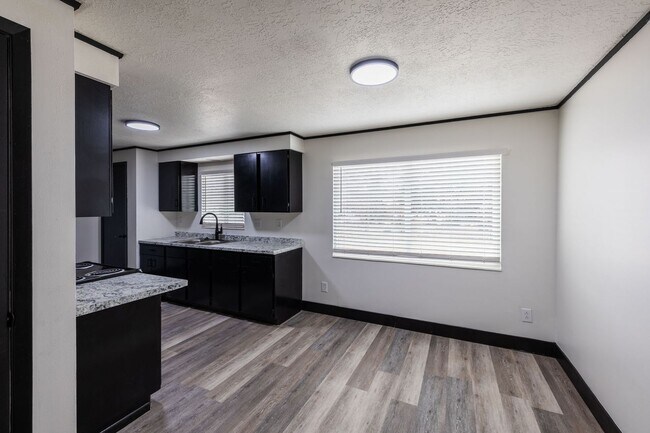 Foto del edificio - 2 Bed 1 Bath with partially finished basement