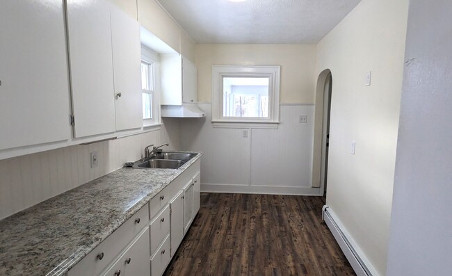 Building Photo - 1675 Huizenga, 3 bedroom house with baseme...