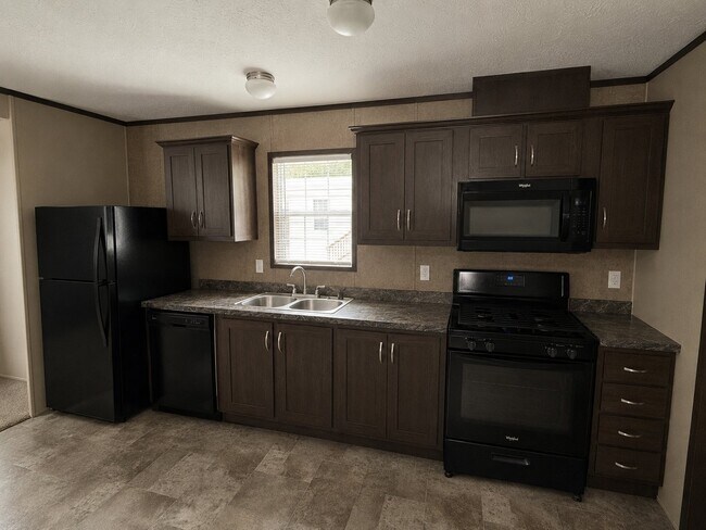 Foto del edificio - 184 Lakeshore Cir