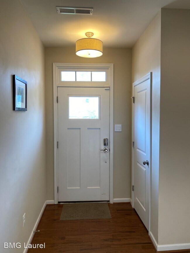 Foto del edificio - 3 br, 3 bath House - 7621 Lyndon Ct