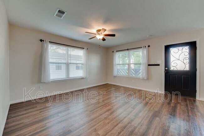 Foto del edificio - 10641 Stafford Dr