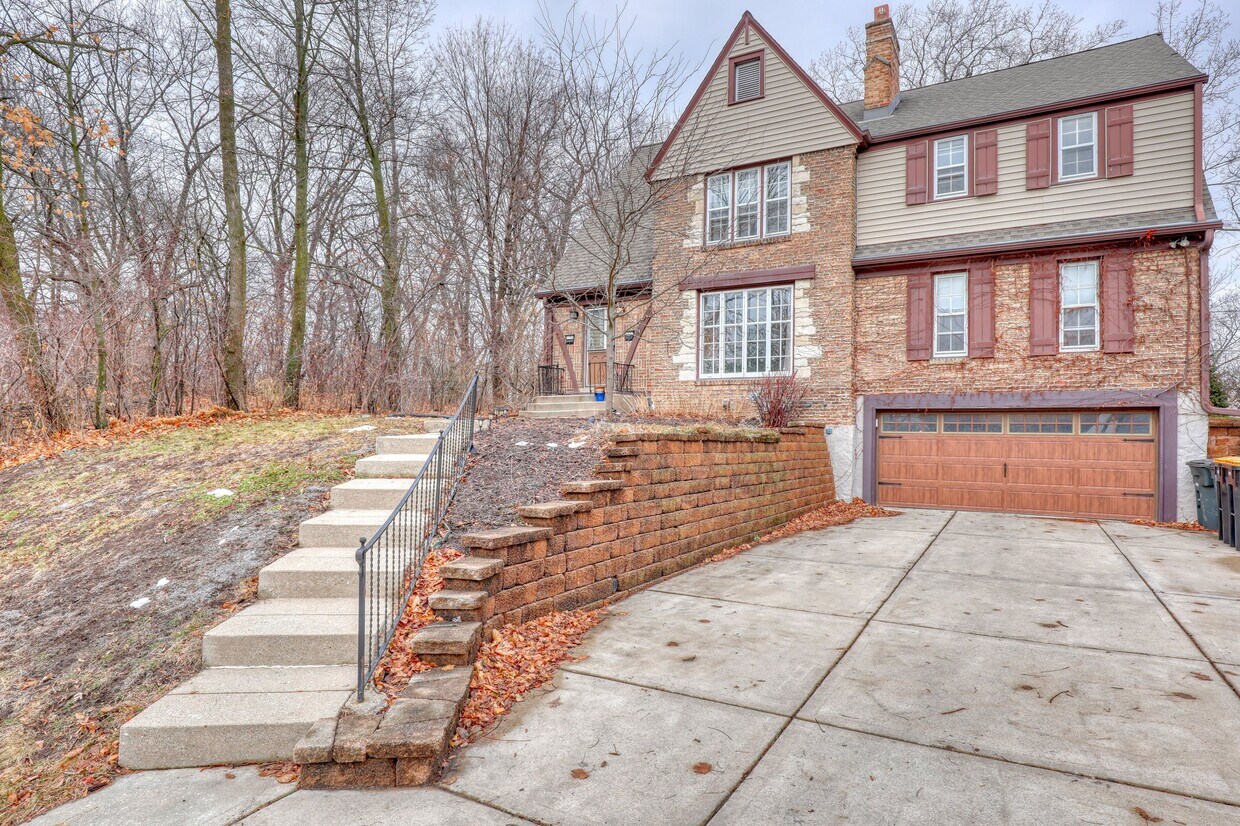 6132 W Wells St, Wauwatosa, WI 53213 Townhouse for Rent in Wauwatosa