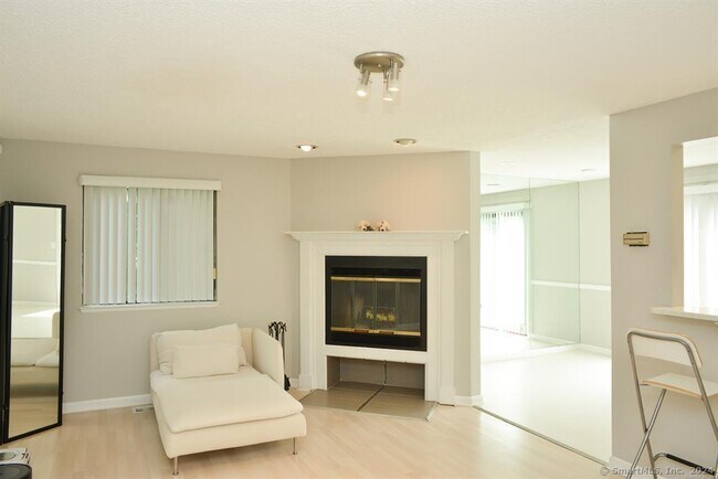Foto del edificio - 280 Brittany Farms Rd