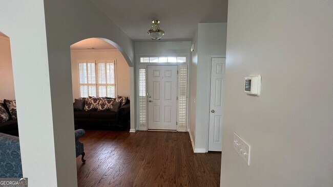Building Photo - 301 White Oak Way