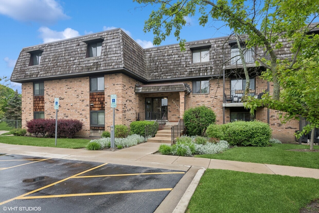Primary Photo - 12 Oak Creek Dr