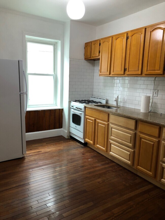 Building Photo - 1252 E 38th St