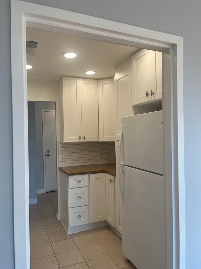 Modern Kitchen - 3101 S Manchester St