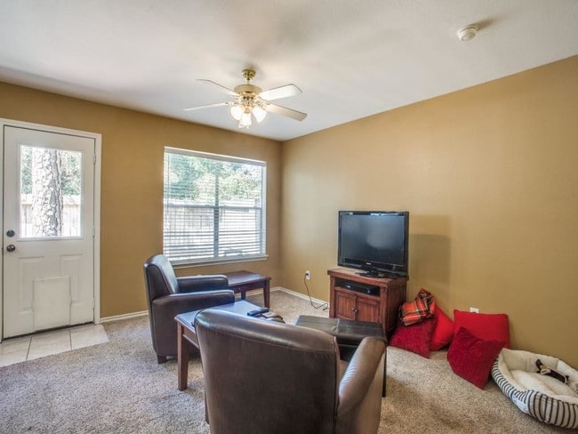 Building Photo - 111 N Villa Oaks Dr