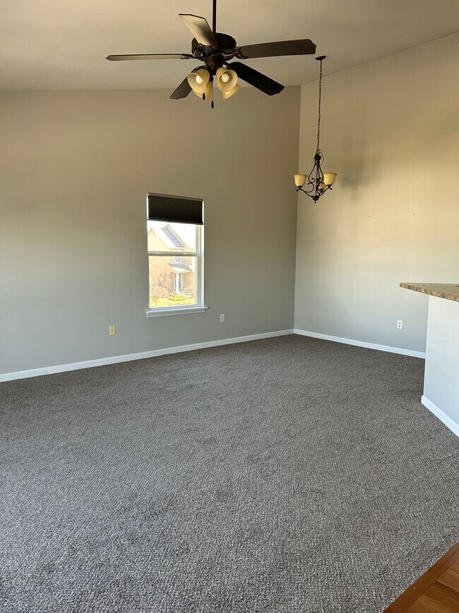 Building Photo - Condo Unit