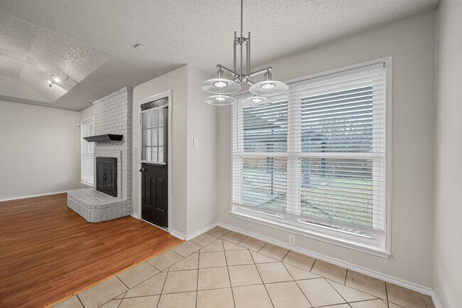 Building Photo - 1865 Kings Canyon Cir