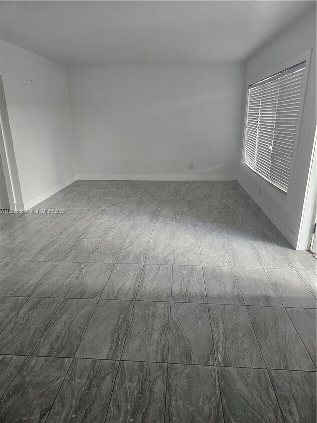 Foto del edificio - 7835 Crespi Blvd