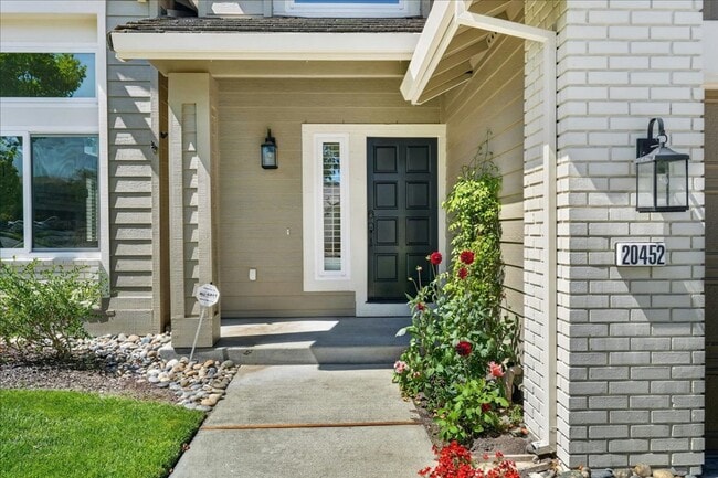 Building Photo - Toro Sunshine Expansive 4 Bed/ 3 Bath Home!