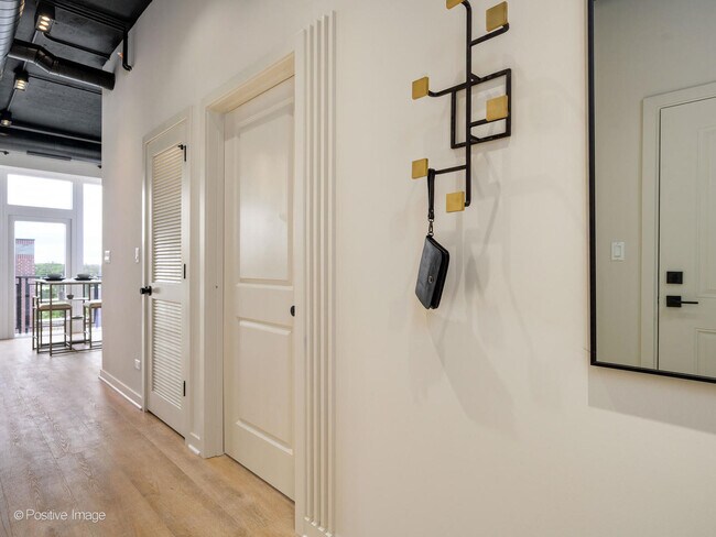 Foto del edificio - 2725 N Thatcher Ave