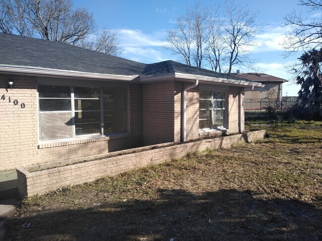 Foto del edificio - 4100 Lakeshore Dr