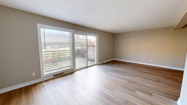 Photo du bâtiment - NEWLY RENOVATED AND SPACIOUS 3 BEDROOM TOW...
