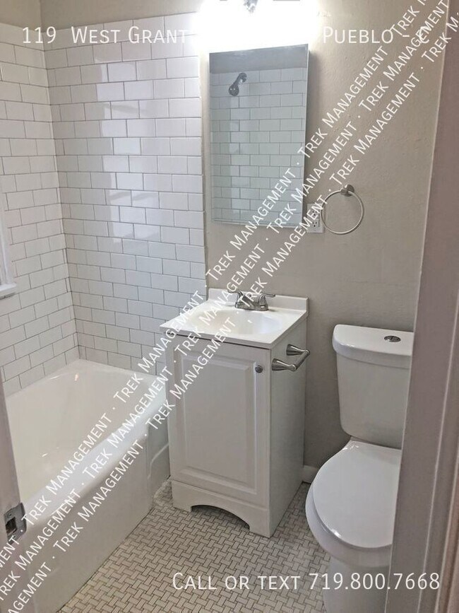 Building Photo - Centrally Located, Smartly Priced and Read...