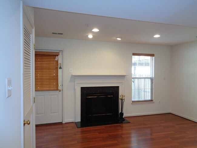 Building Photo - 7120 Fox Harbor Way