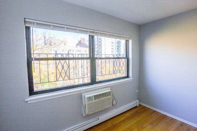 Foto del edificio - 2828 N Cambridge Ave