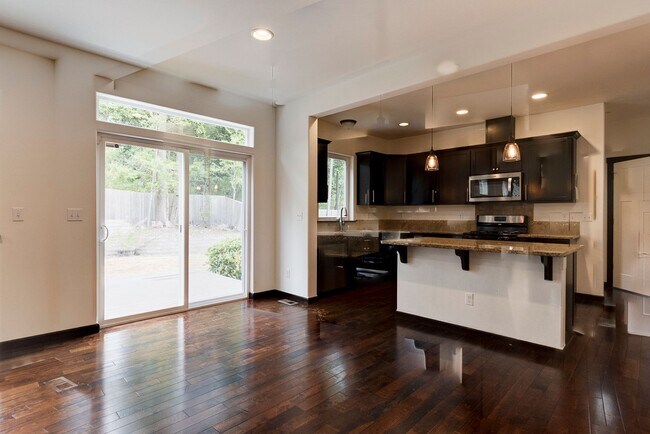Building Photo - Stunning 3 Bed 2.5 Bath home in Fairway Point