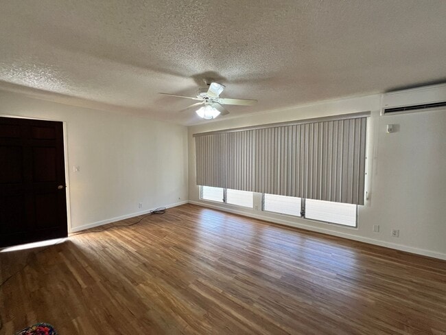 Building Photo - Available now 3-bedroom 2 bath single fami...