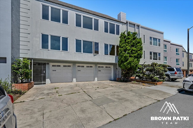 Building Photo - 33 Lupine Ave