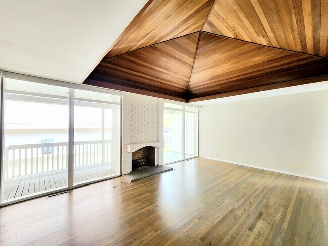 Foto del edificio - Meticulous Mid Century home with stunning ...