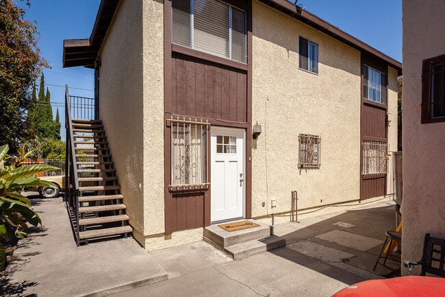 Building Photo - 2123 Alsace Ave