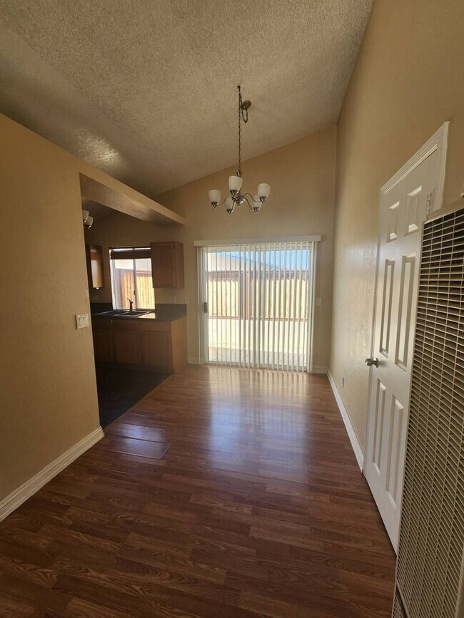 Foto del edificio - Two Bedroom Home with Two Car Garage