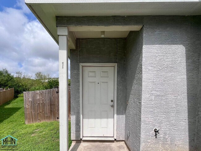 Foto del edificio - Beautiful Two Story Duplex Near Randolph AFB and FT SAM Houston!
