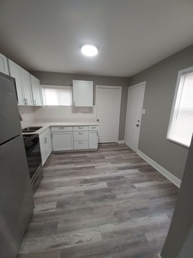 Building Photo - 3 Bedroom Home on a Quiet Block