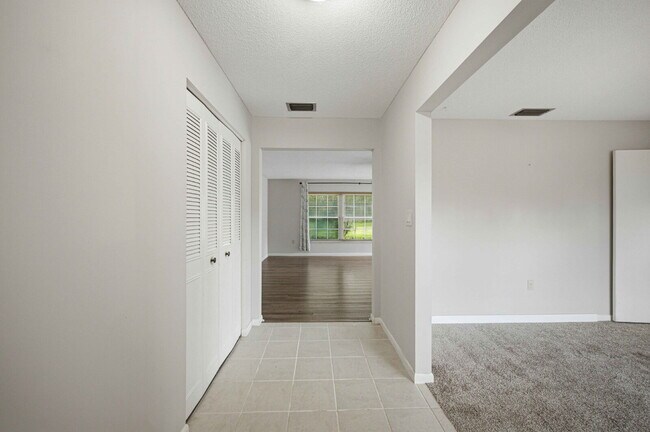 Building Photo - ???? Spacious 3-Bedroom Rental on .39 Acres in Desirable SE Ocala!