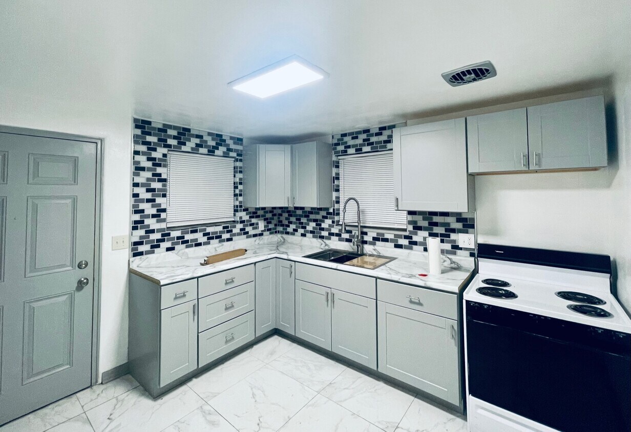 Remodeled kitchen - 803 Burwood Ave