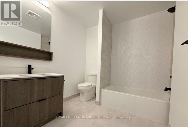 Photo du bâtiment - 8888-8888 Yonge St