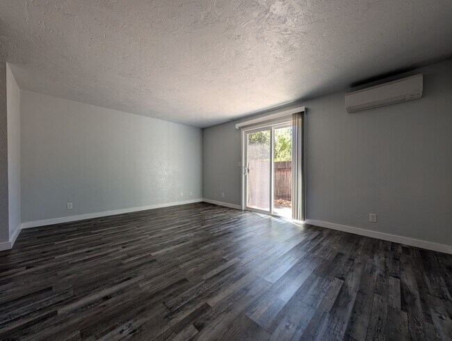 Foto del edificio - Newly Renovated 2-Bedroom, 1.5-Bath Apartm...