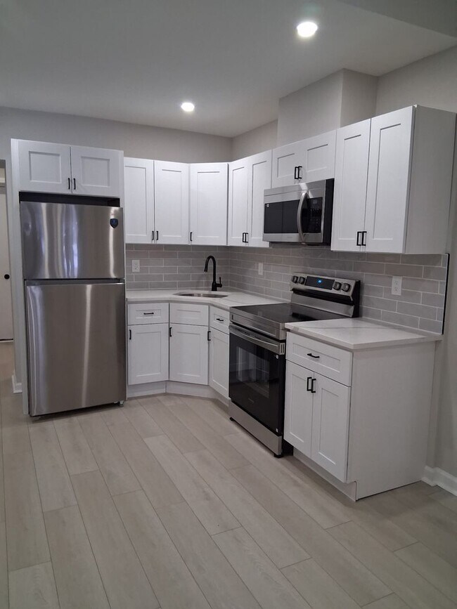 Foto del edificio - Beautiful Newly Renovated ___ Bedroom Home Now Available in ______