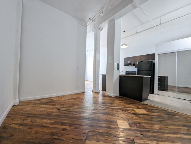 Photo du bâtiment - Huge 1-plus-den at Tiger Lofts