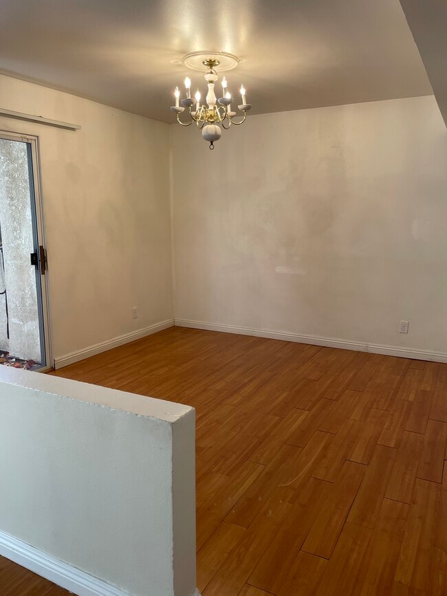 Dining room - 19400 Wyandotte St