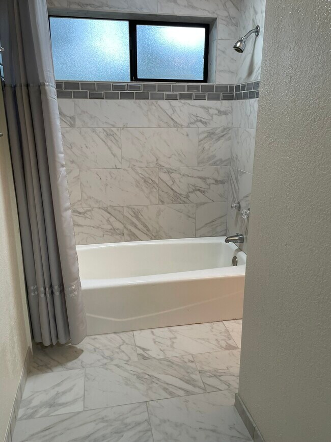 tub/shower - 104 Laguna Pl