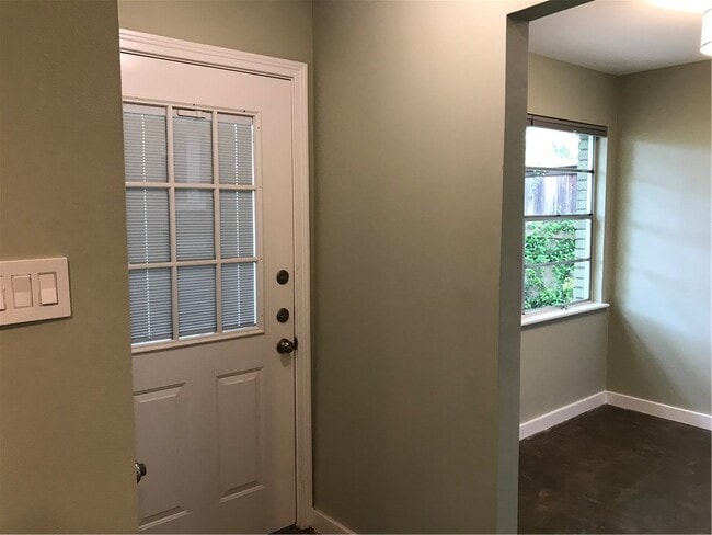 Building Photo - 705 Brownlee Cir