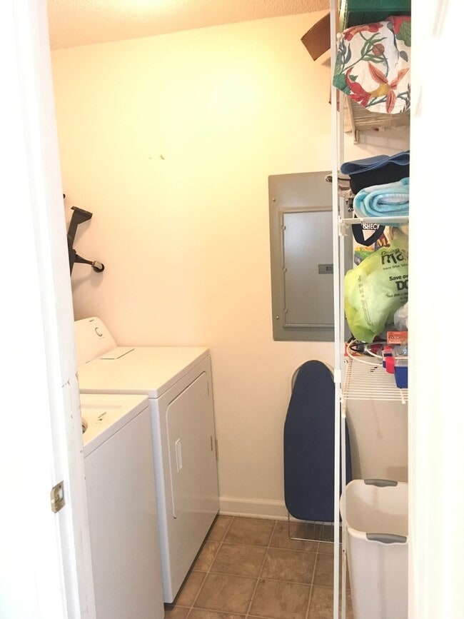 Building Photo - 270 Pine Dr