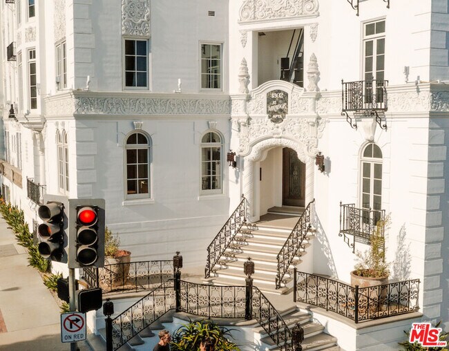 Foto del edificio - 1302 N Sweetzer Ave