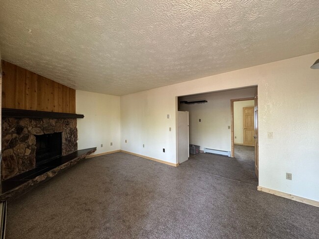 Building Photo - 2104 Roosevelt Dr