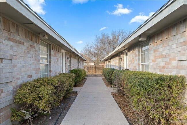 Building Photo - 1219 W Carmen Ave