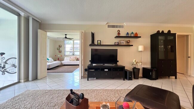 Foto del edificio - 4017 N Cypress Dr