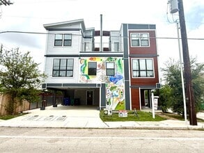Building Photo - 225 S Pine St