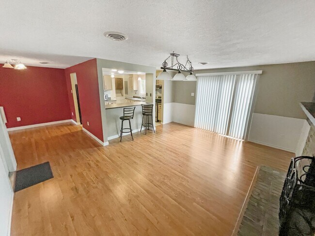 Foto del edificio - Holiday Special! – No Application Fee This Season! Beautiful 3-Bedroom, 1.5-Bath Rancher on Corne...