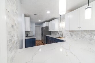 Building Photo - 3939 Knollcrest Dr